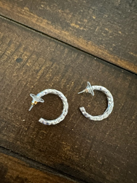 Soto Hammered Hoop Earring (Silver)
