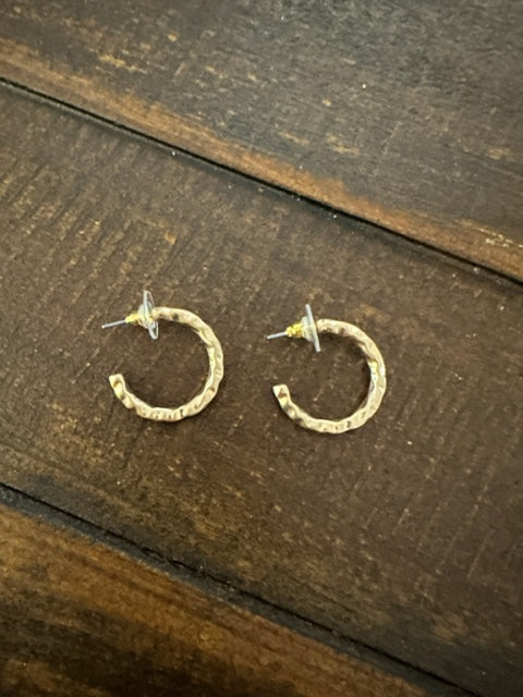 Soto Hammered Hoop Earring (Gold)