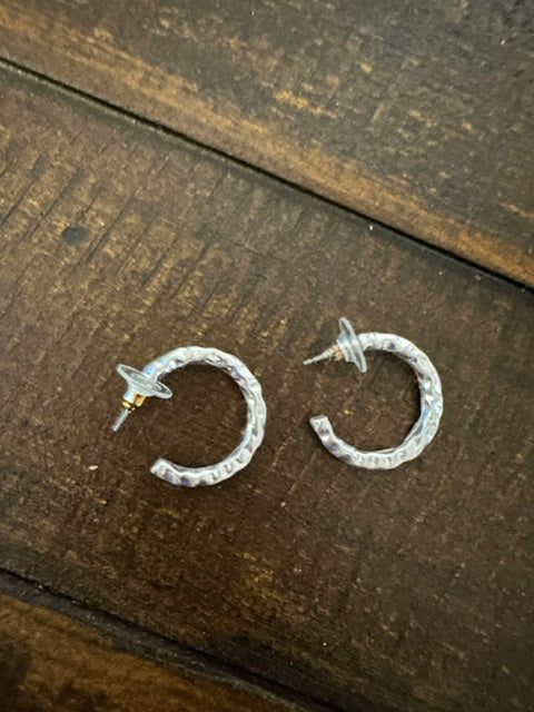 Soto Hammered Hoop Earring (Silver)