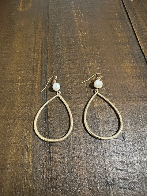 Hammered Pearl Drop Earring (Gold)