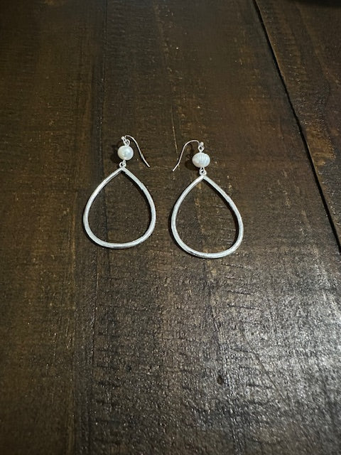 Hammered Pearl Drop Earring (Silver)