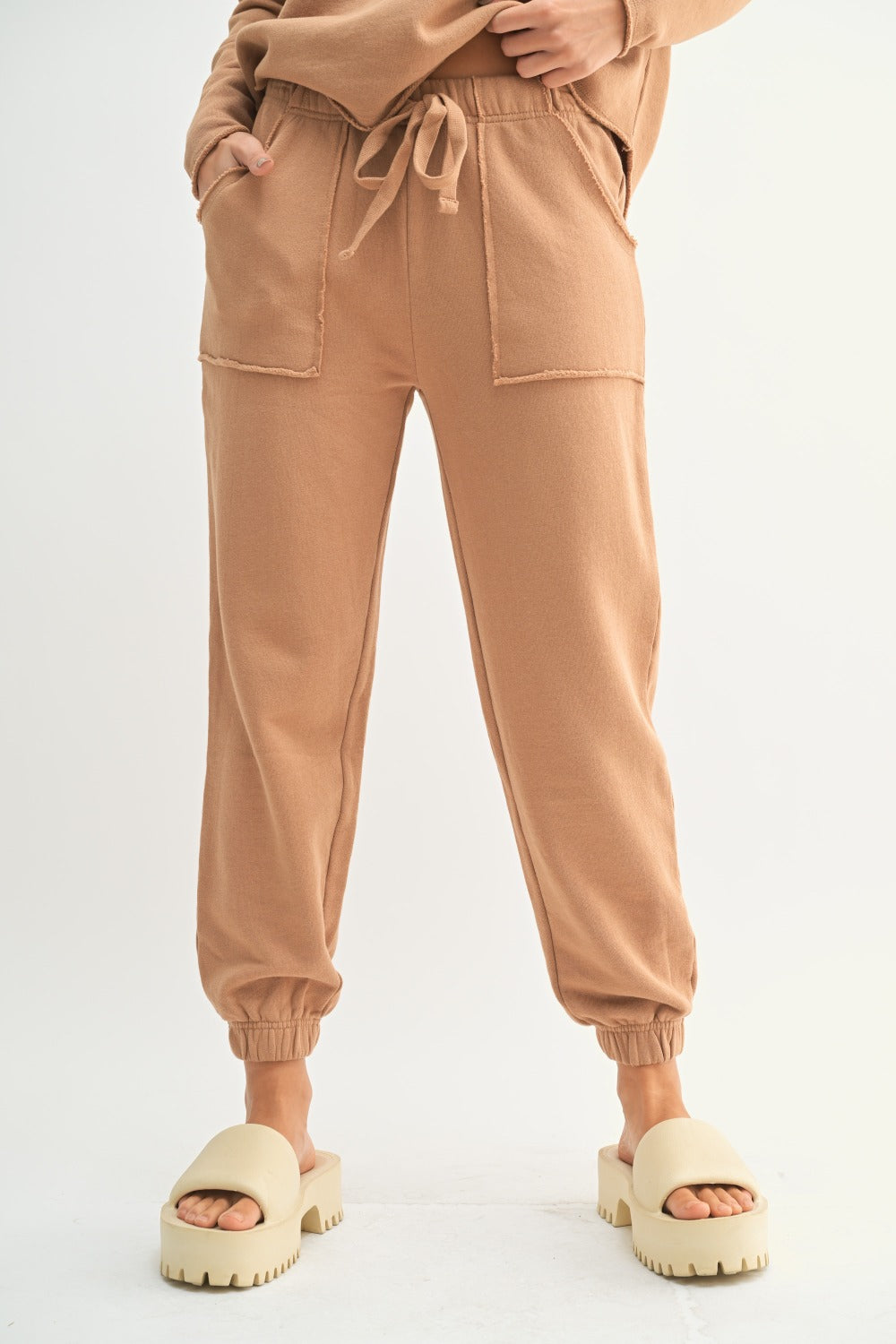 Raw Edge Essential Joggers - Mocha