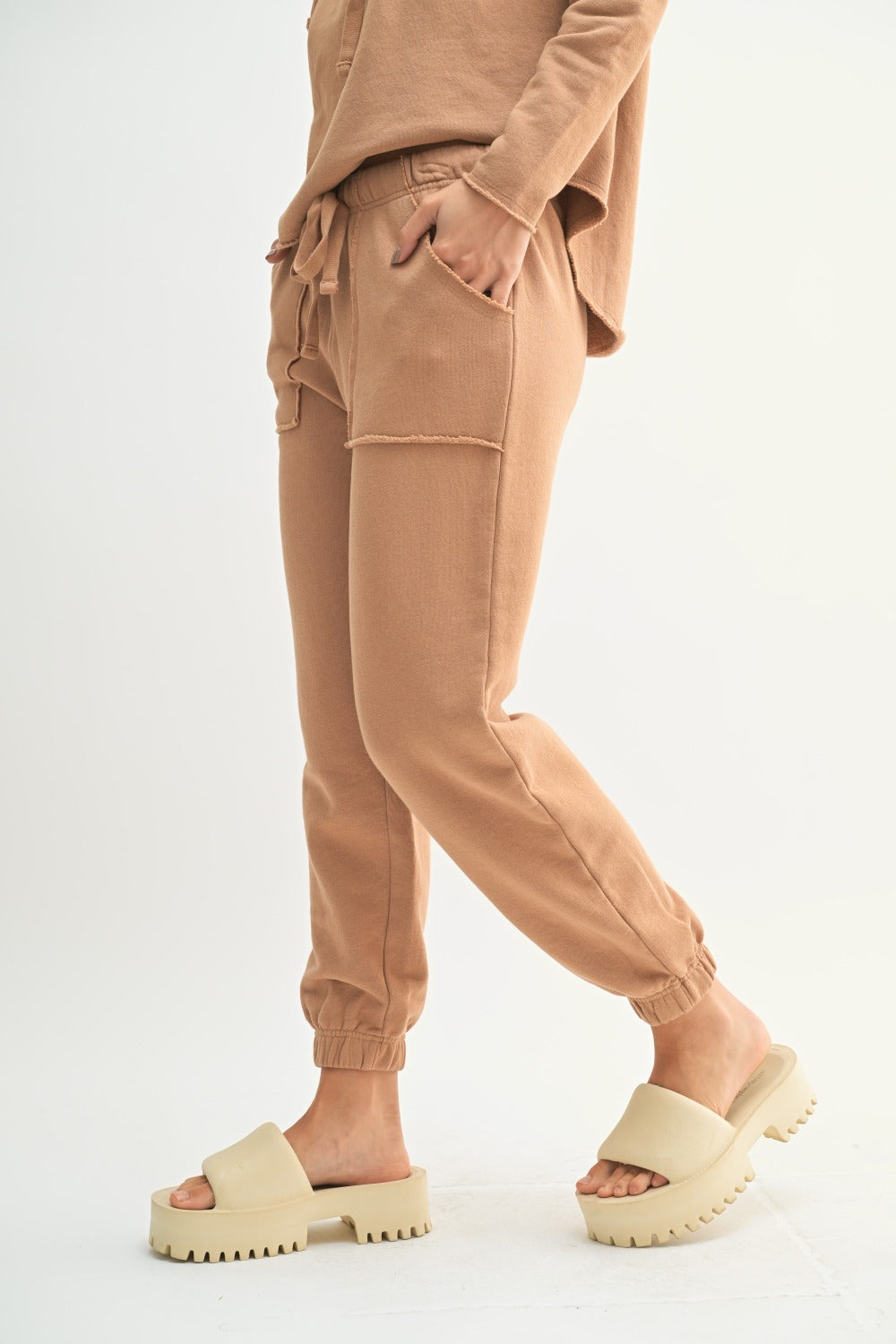 Raw Edge Essential Joggers - Mocha