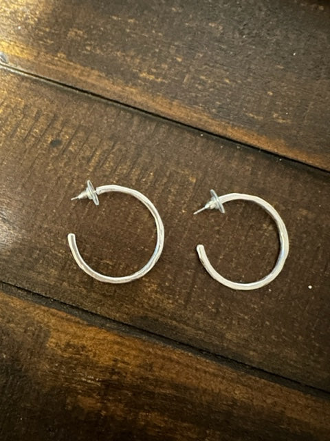 Ryleigh Hammered Hoop Earring (Silver)